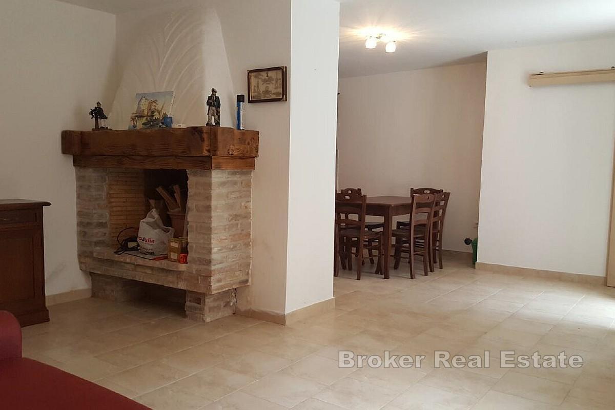 Трехэтажный дом недалеко от набережной