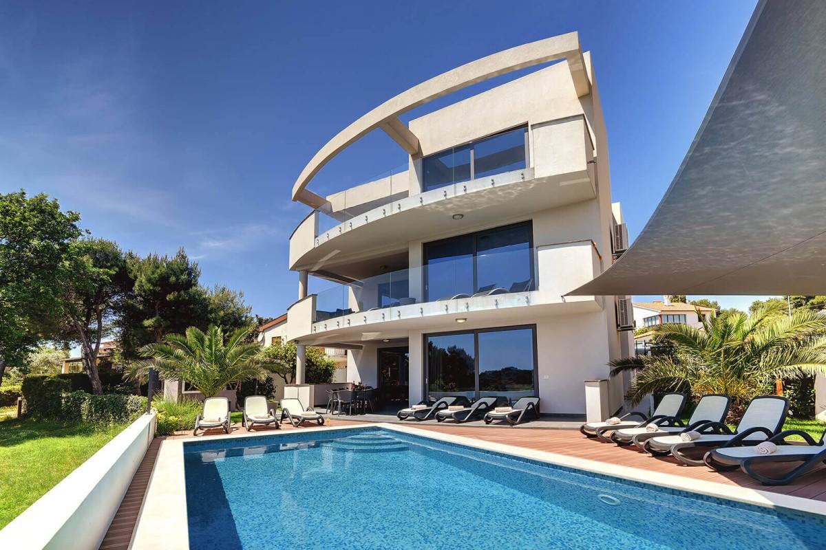 Villa med pool och panoramautsikt över havet