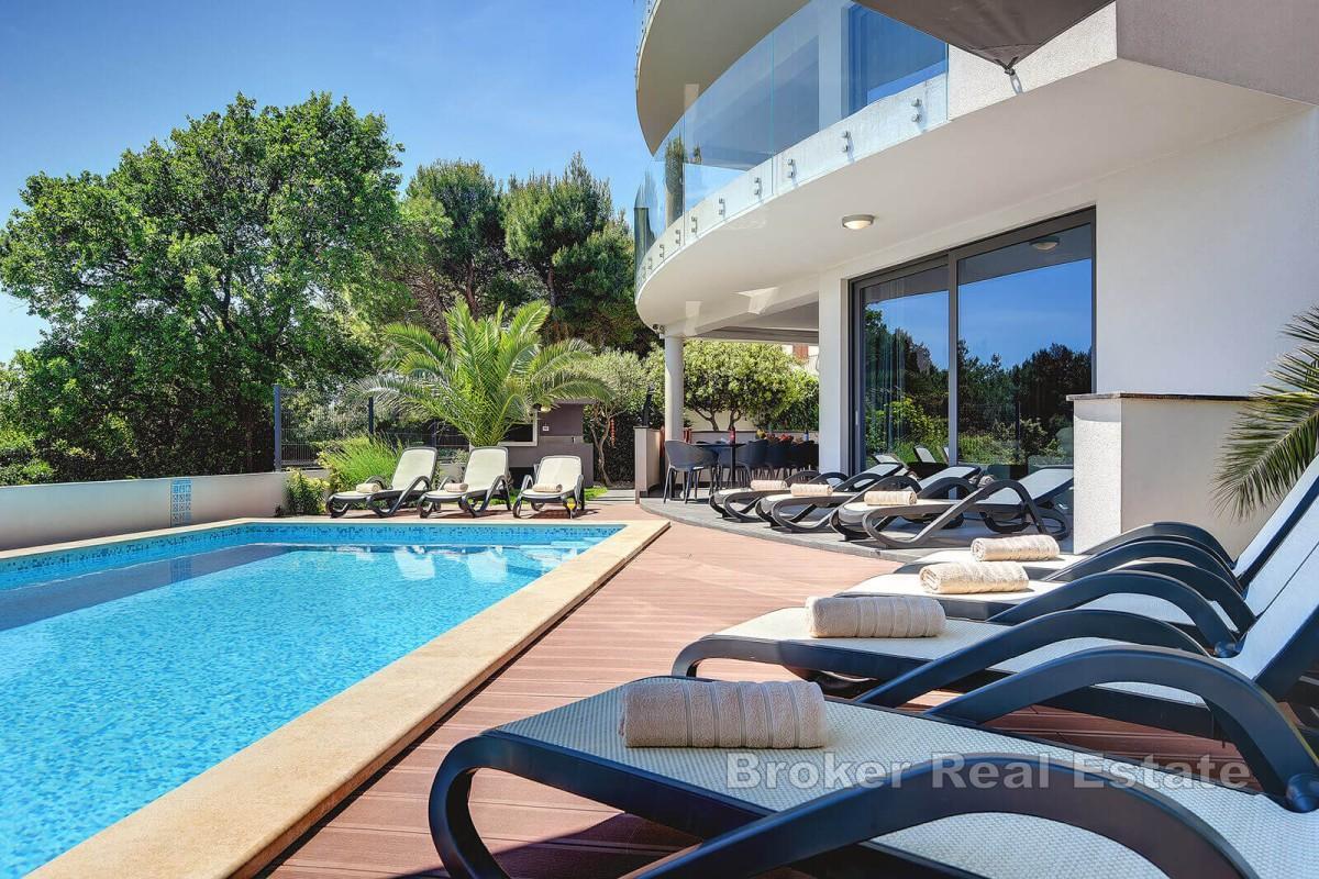 Villa med pool och panoramautsikt över havet