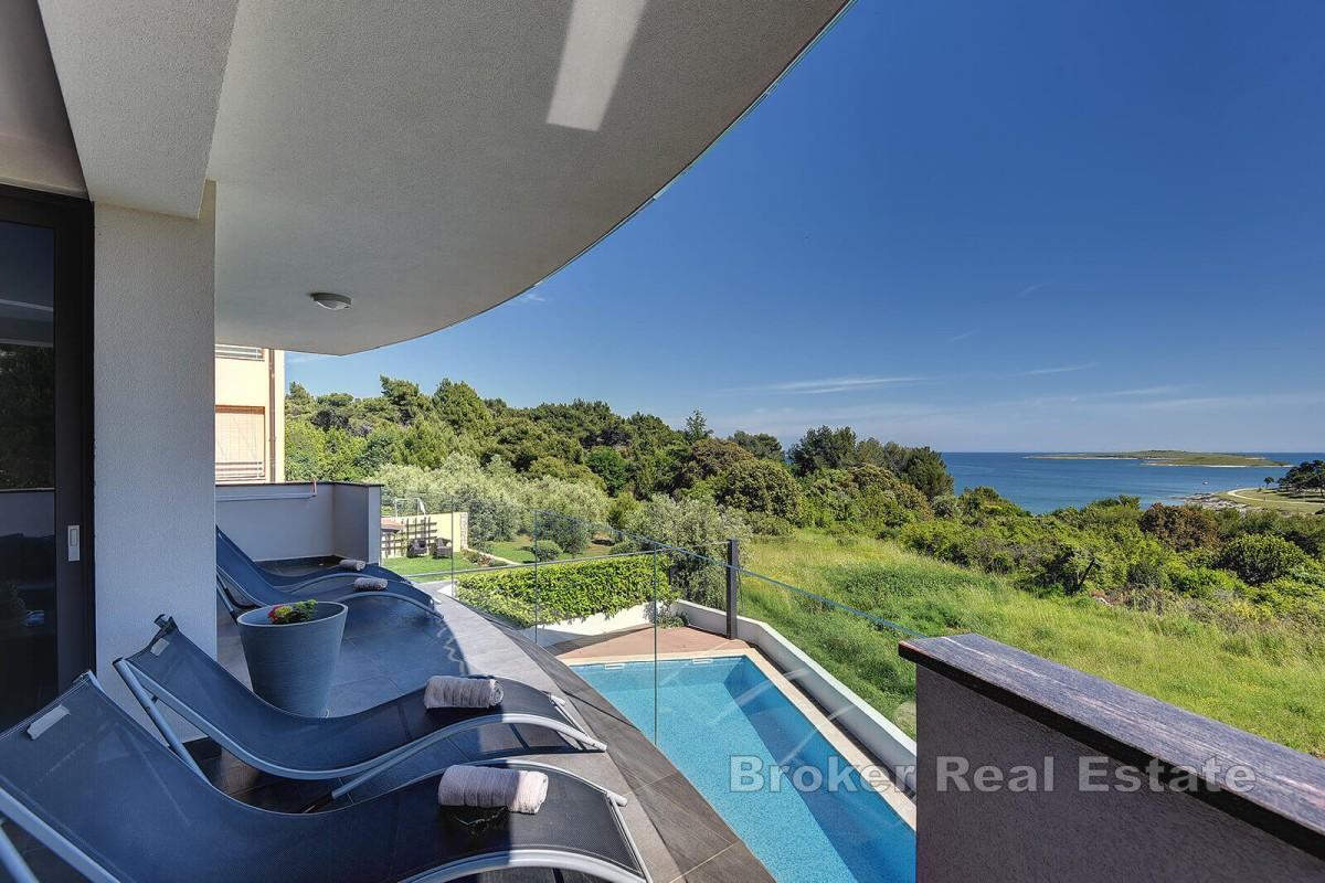 Villa med pool och panoramautsikt över havet