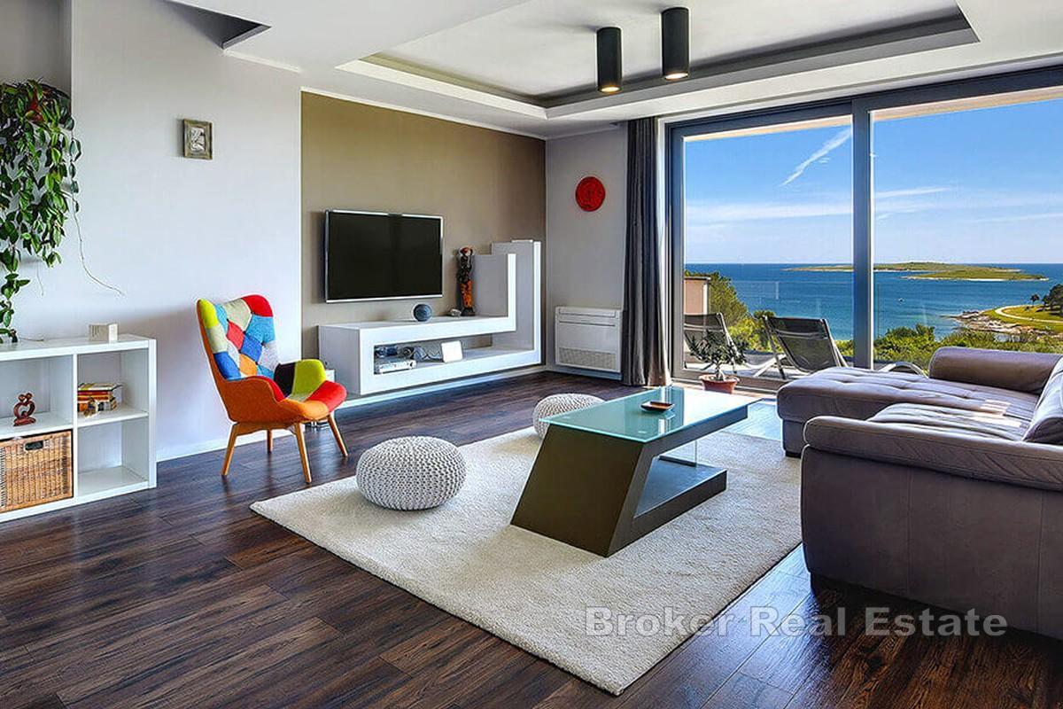 Villa med pool och panoramautsikt över havet