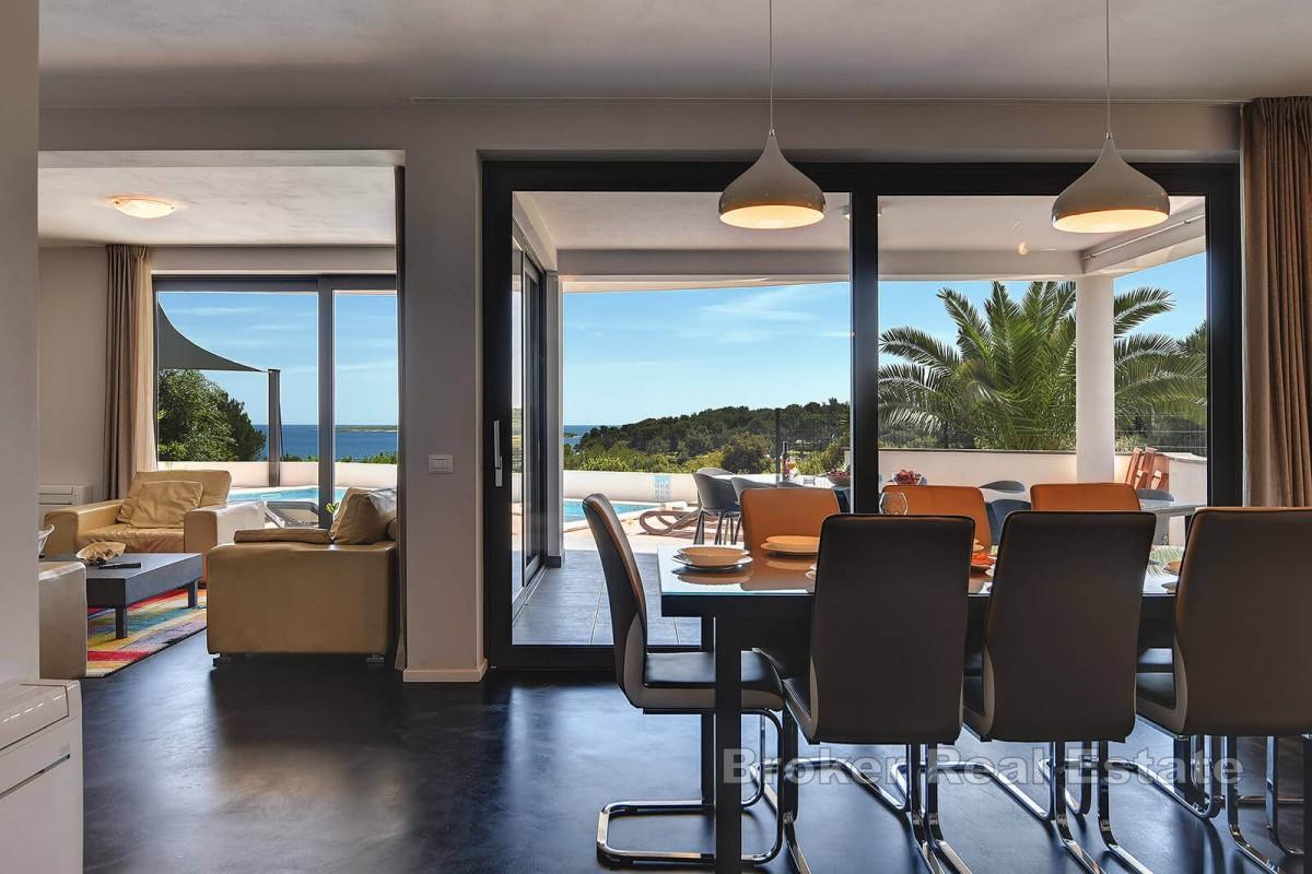 Villa med havutsikt, omgitt av grøntområder