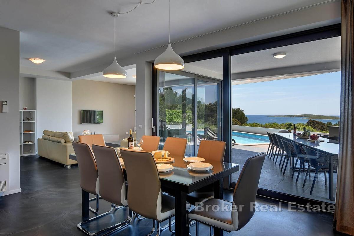 Villa med havutsikt, omgitt av grøntområder