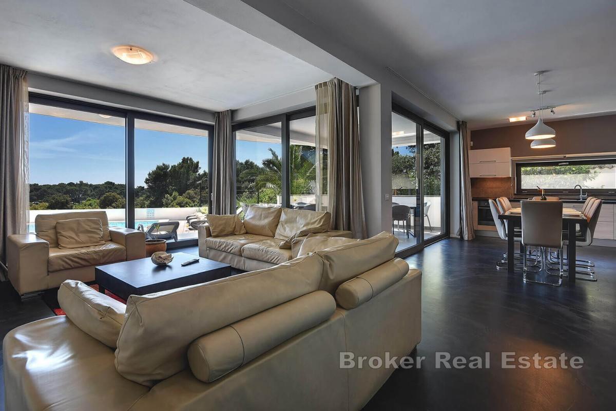 Vila s výhledem na moře, obklopená zelení