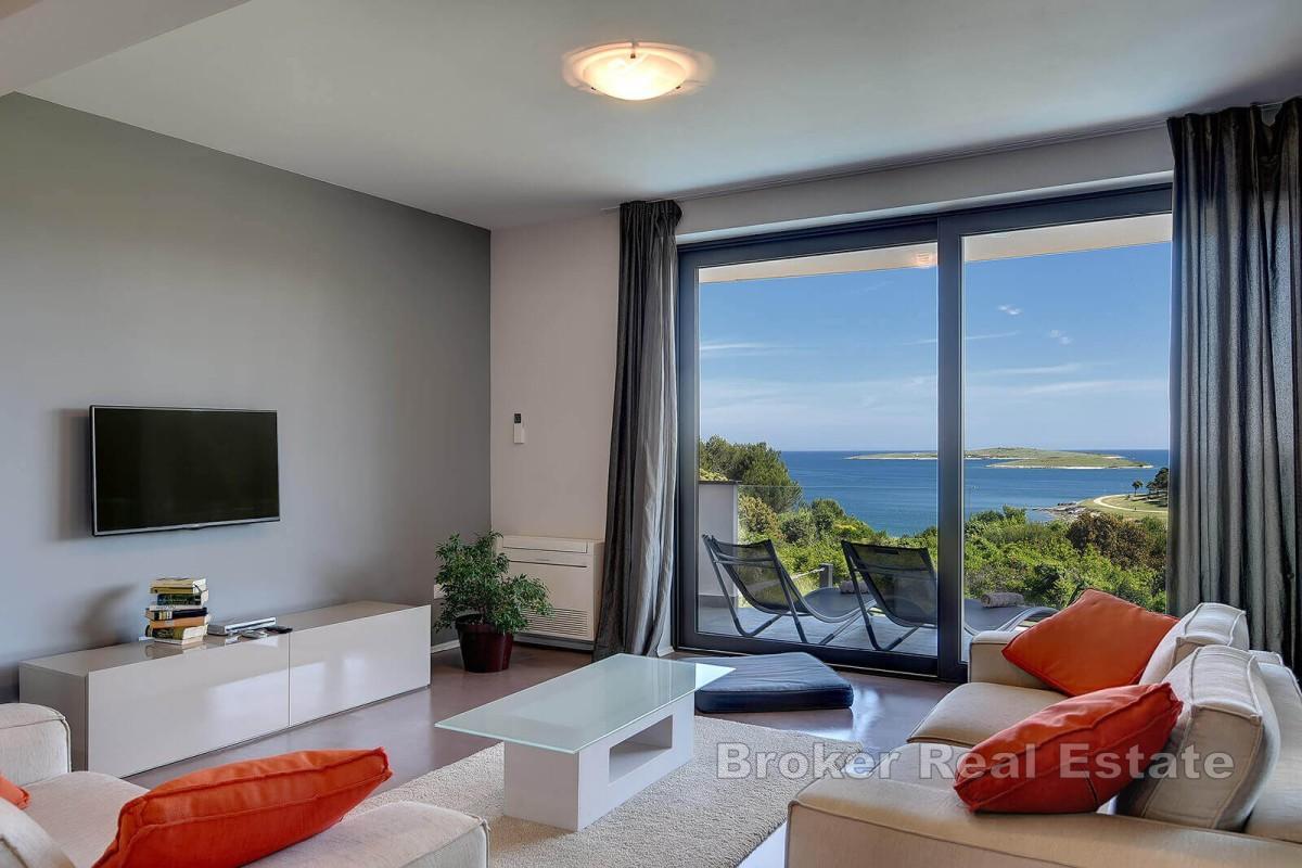 Villa med havutsikt, omgitt av grøntområder