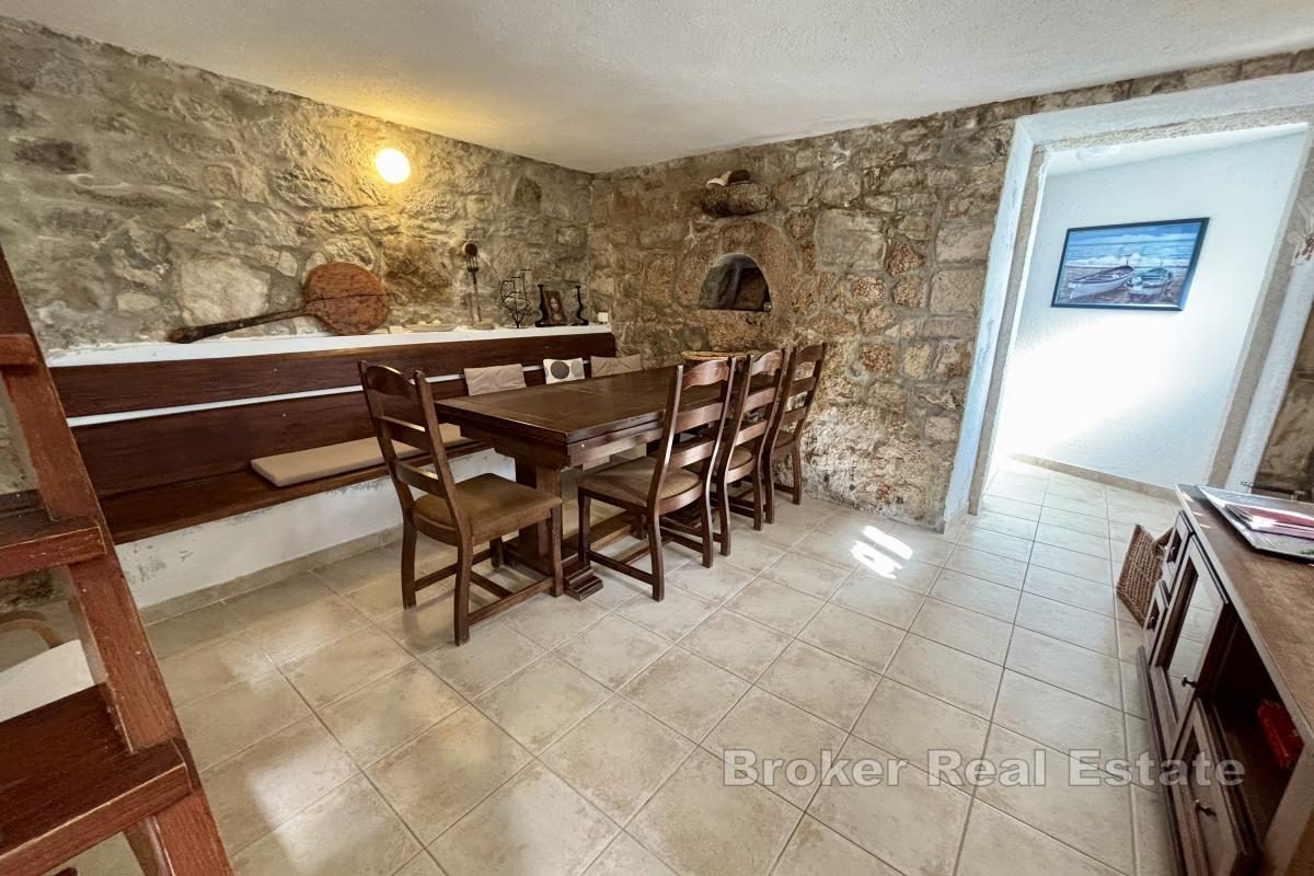 Zrekonštruovaný kamenný dom s výhľadom na more