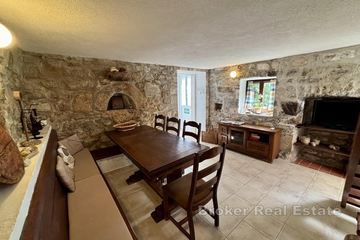 Zrekonštruovaný kamenný dom s výhľadom na more