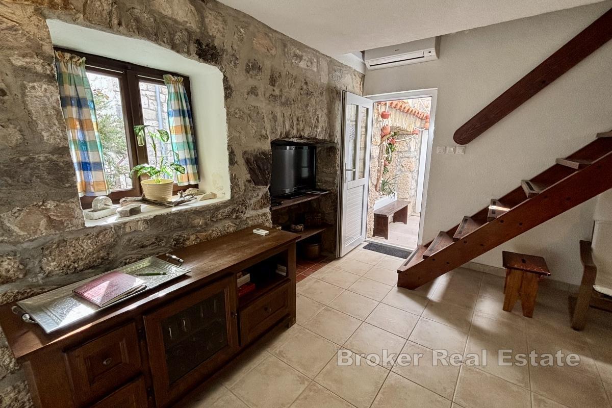 Zrekonštruovaný kamenný dom s výhľadom na more