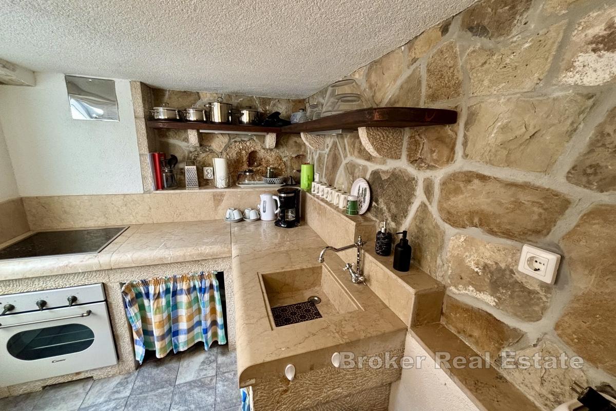 Zrekonštruovaný kamenný dom s výhľadom na more