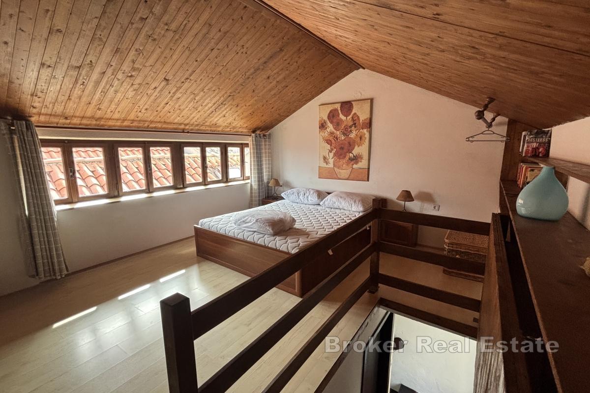 Zrekonštruovaný kamenný dom s výhľadom na more