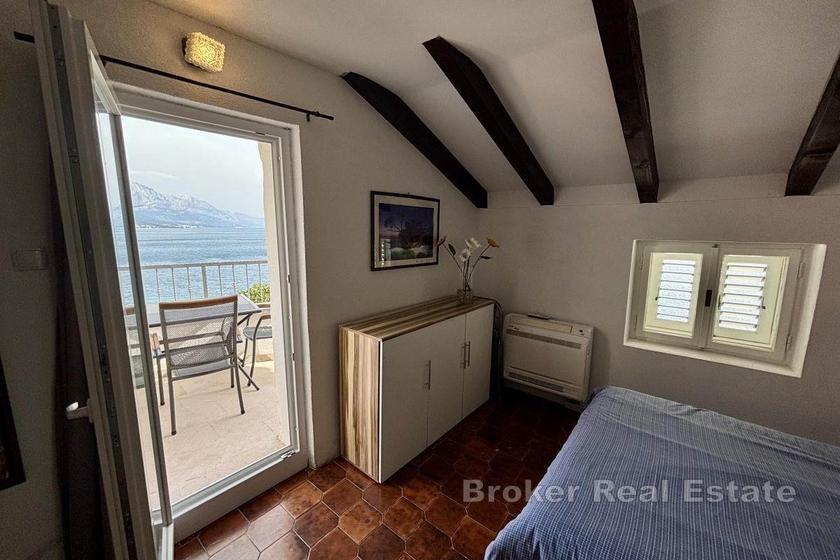 Zrekonštruovaný kamenný dom s výhľadom na more