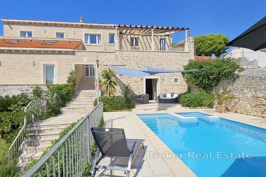 Villa in pietra con piscina e vista mare