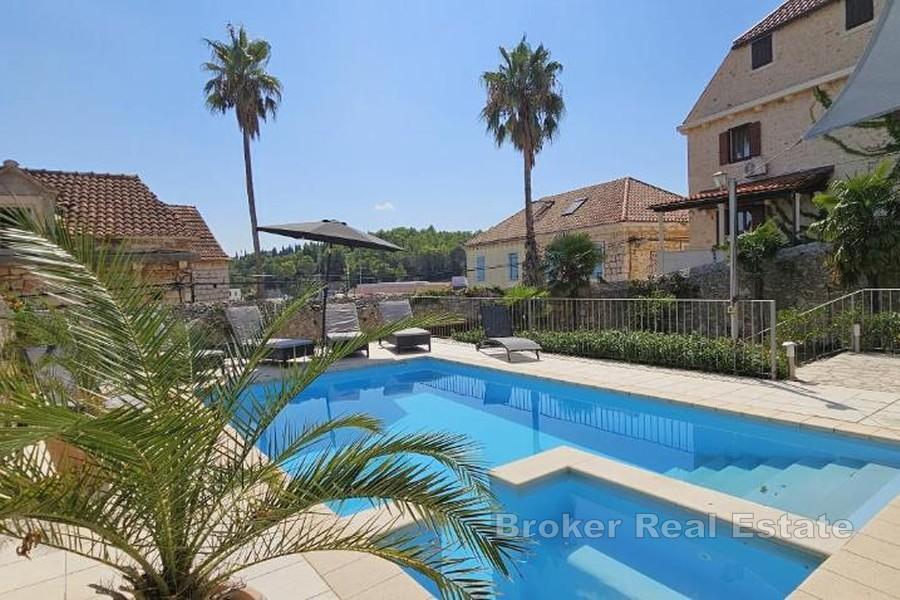 Villa in pietra con piscina e vista mare