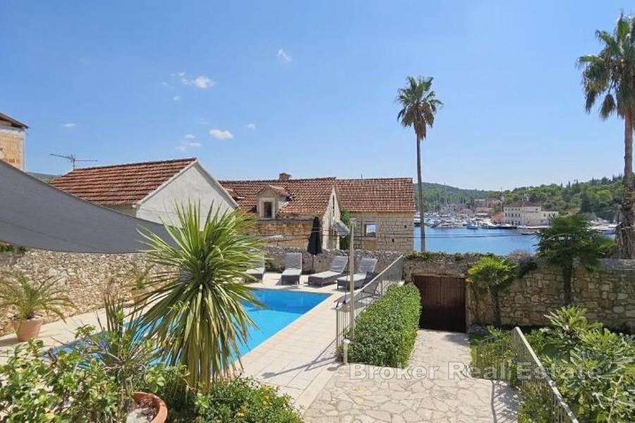 Villa in pietra con piscina e vista mare