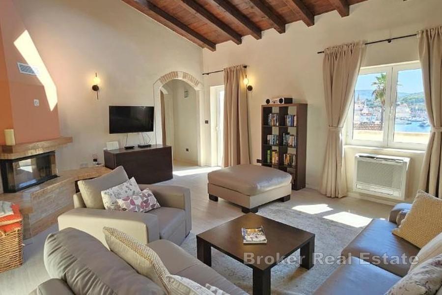 Kamenná vila s bazénom a výhľadom na more