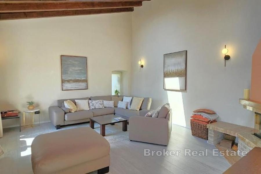 Villa in pietra con piscina e vista mare