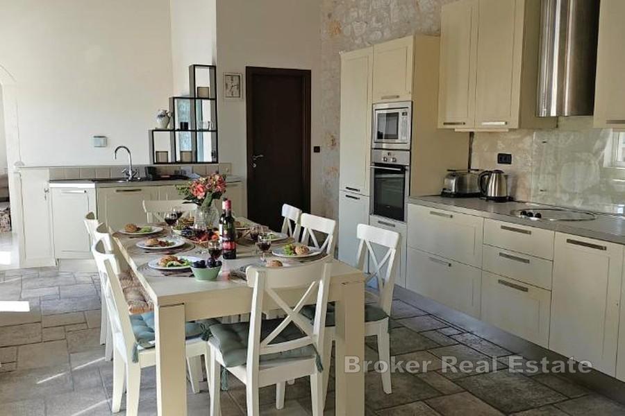 Villa in pietra con piscina e vista mare