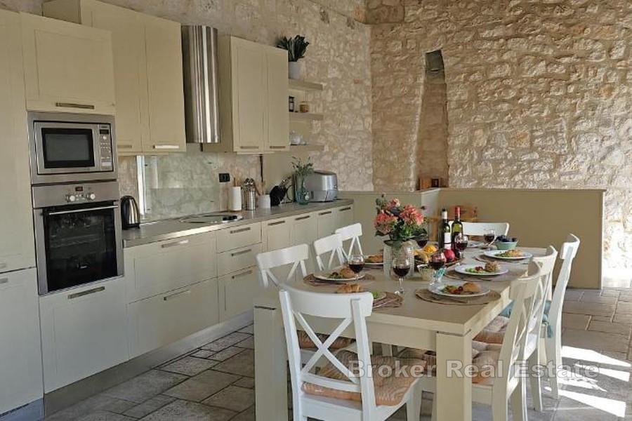 Villa in pietra con piscina e vista mare