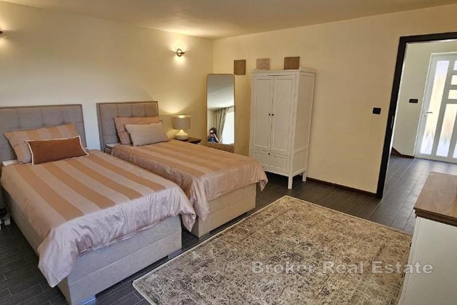 Kamenná vila s bazénom a výhľadom na more