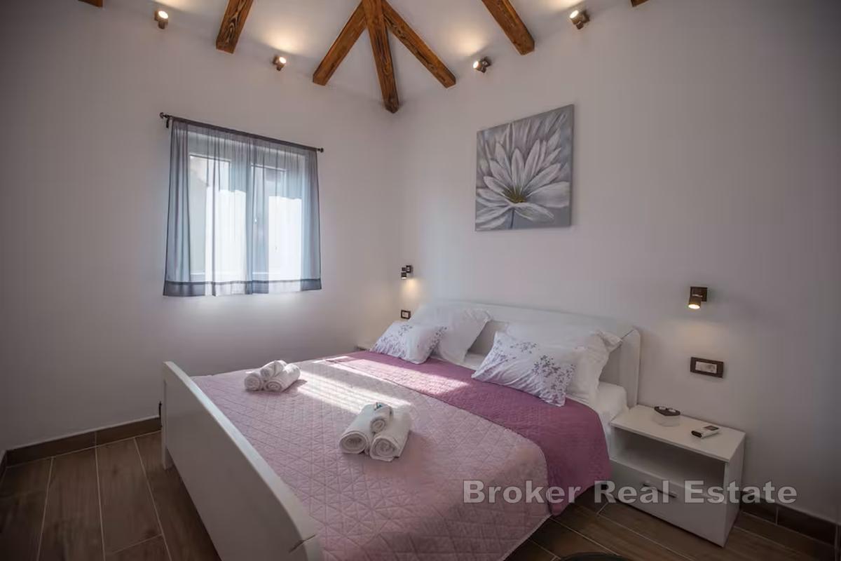 Dom z widokiem na morze i basenem