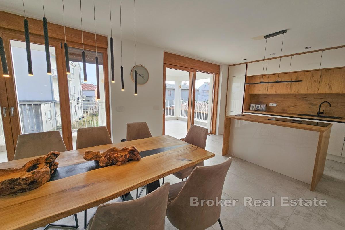 Трехэтажный дом с бассейном