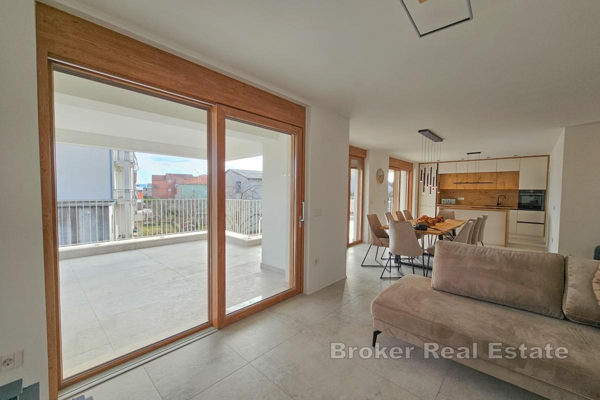 Maison de trois étages avec piscine