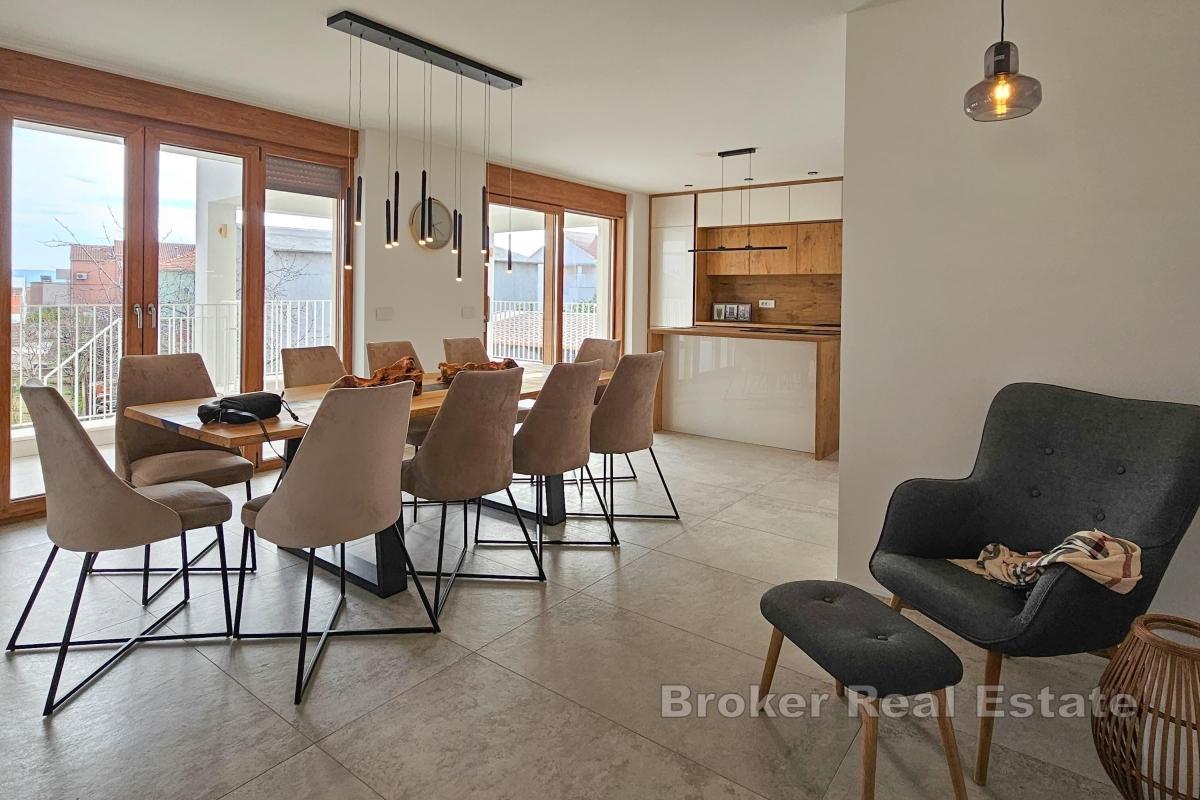 Maison de trois étages avec piscine