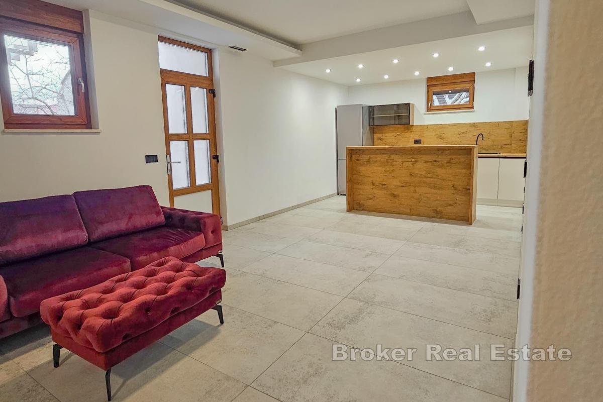 Трехэтажный дом с бассейном