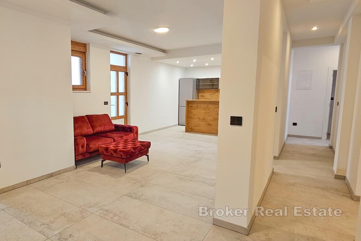 Maison de trois étages avec piscine