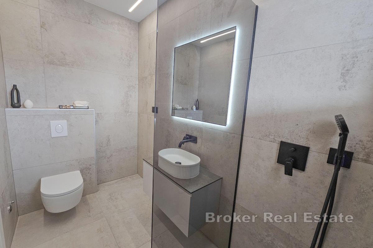 Maison de trois étages avec piscine