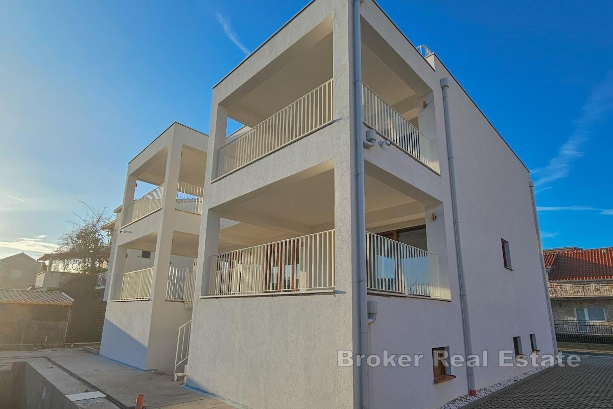 Maison de trois étages avec piscine