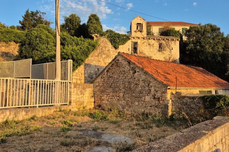 Ruiny kamiennych domów do odbudowy