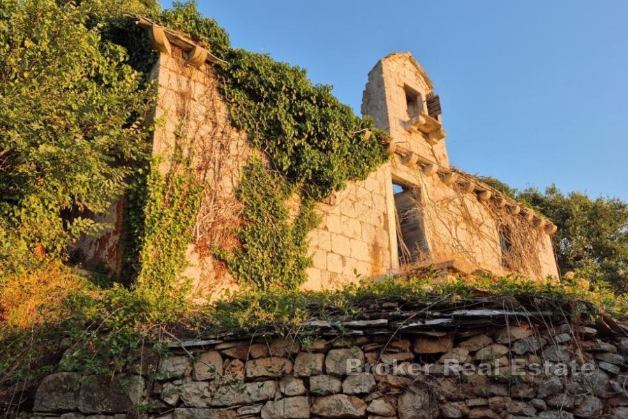 Zrúcané kamenné domy na rekonštrukciu