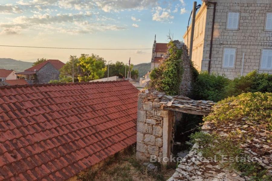 Zrúcané kamenné domy na rekonštrukciu