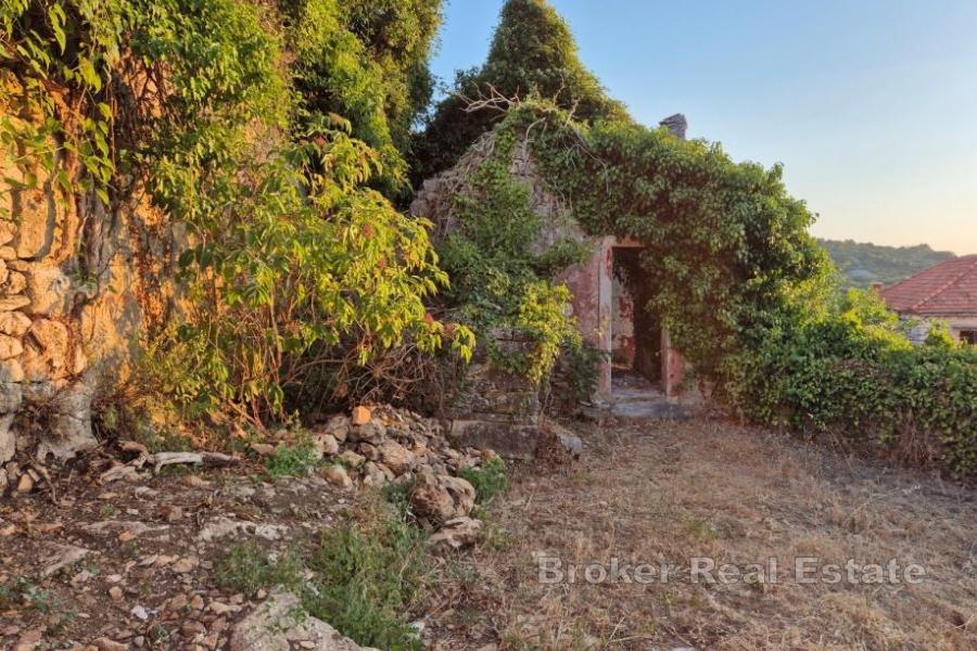 Ruiny kamiennych domów do odbudowy