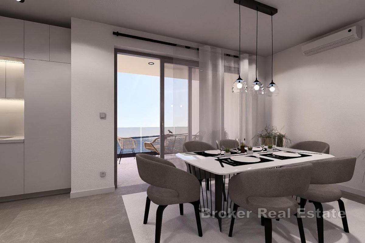 Prostran trosoban apartman s pogledom na more i vlastitim vrtom