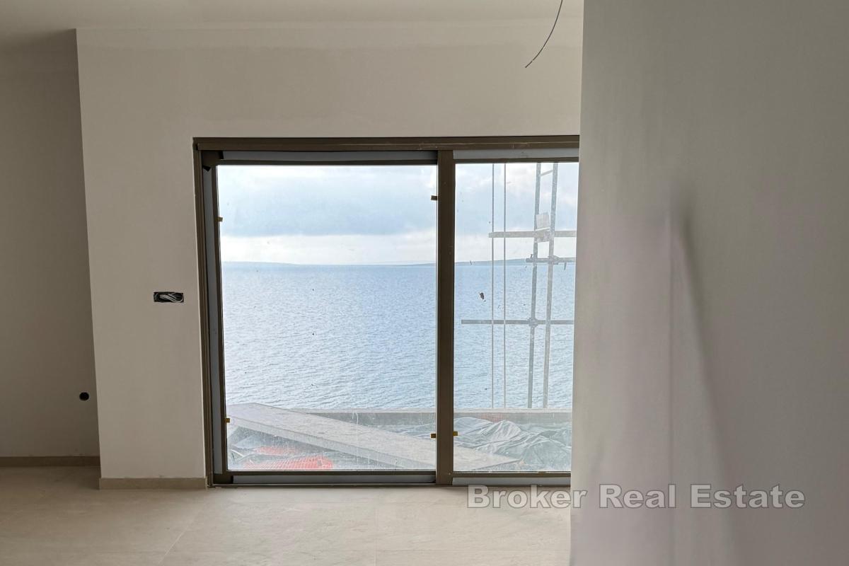 Просторная трехкомнатная квартира с видом на море и собственным садом