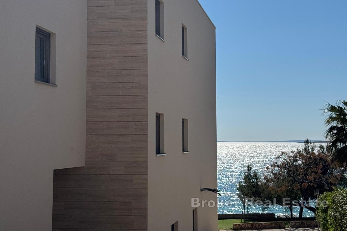 Prostran trosoban apartman s pogledom na more i vlastitim vrtom