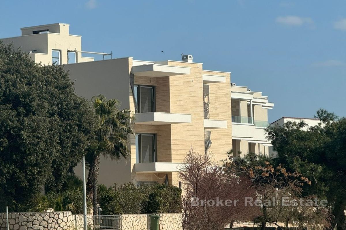 Prostran trosoban apartman s pogledom na more i vlastitim vrtom
