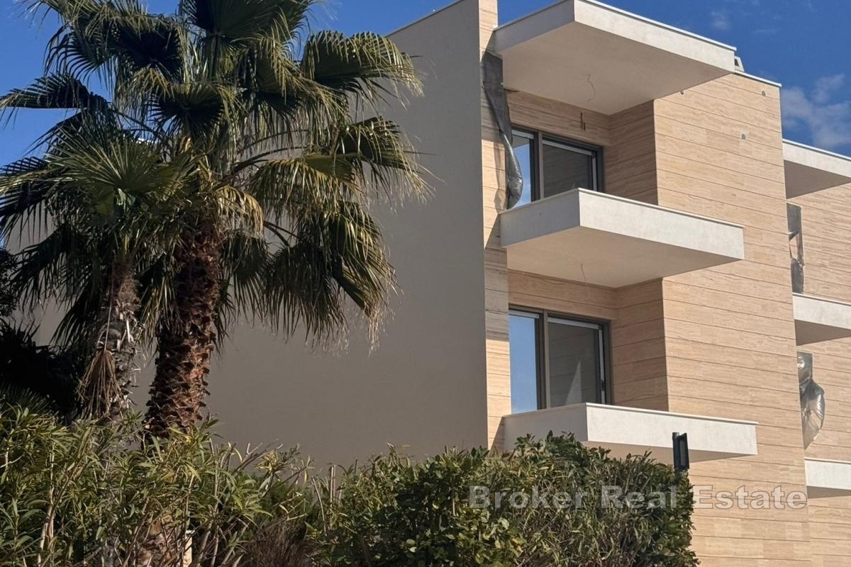 Prostran trosoban apartman s pogledom na more i vlastitim vrtom