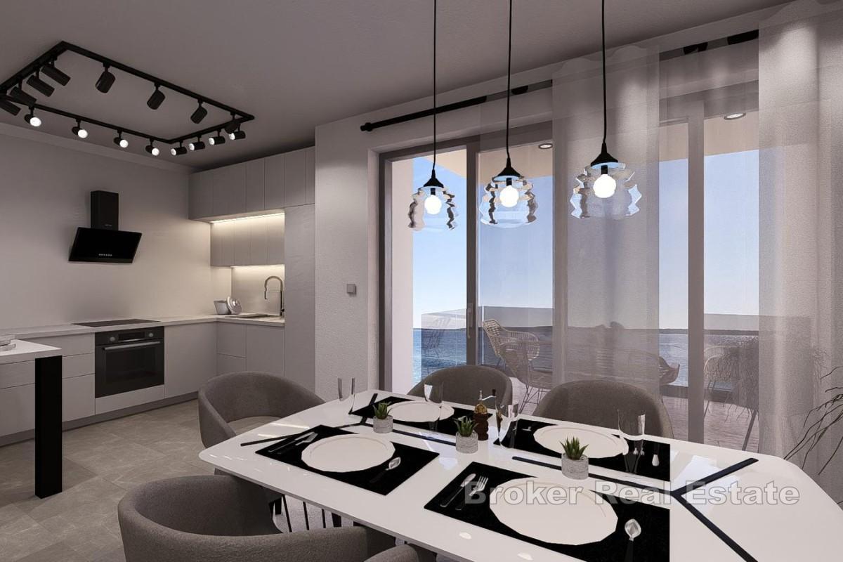 Elegancki dwupokojowy apartament w pierwszym rzędzie od morza, z prywatnym ogrodem