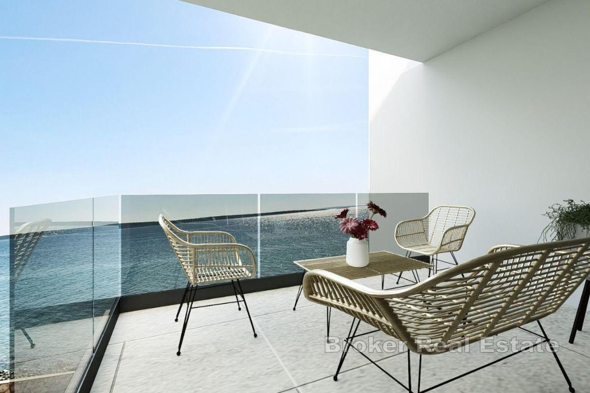 Elegantes Zwei-Zimmer-Apartment in erster Reihe am Meer mit privatem Garten
