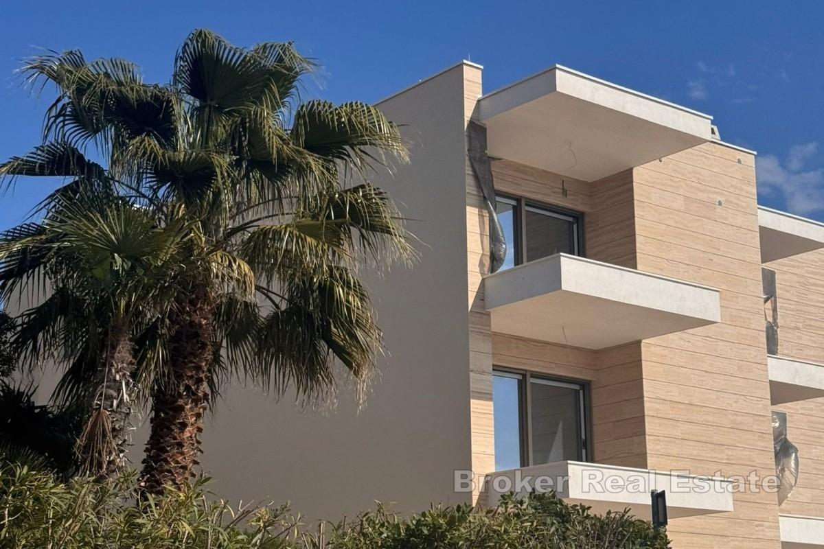 Elegancki dwupokojowy apartament w pierwszym rzędzie od morza, z prywatnym ogrodem