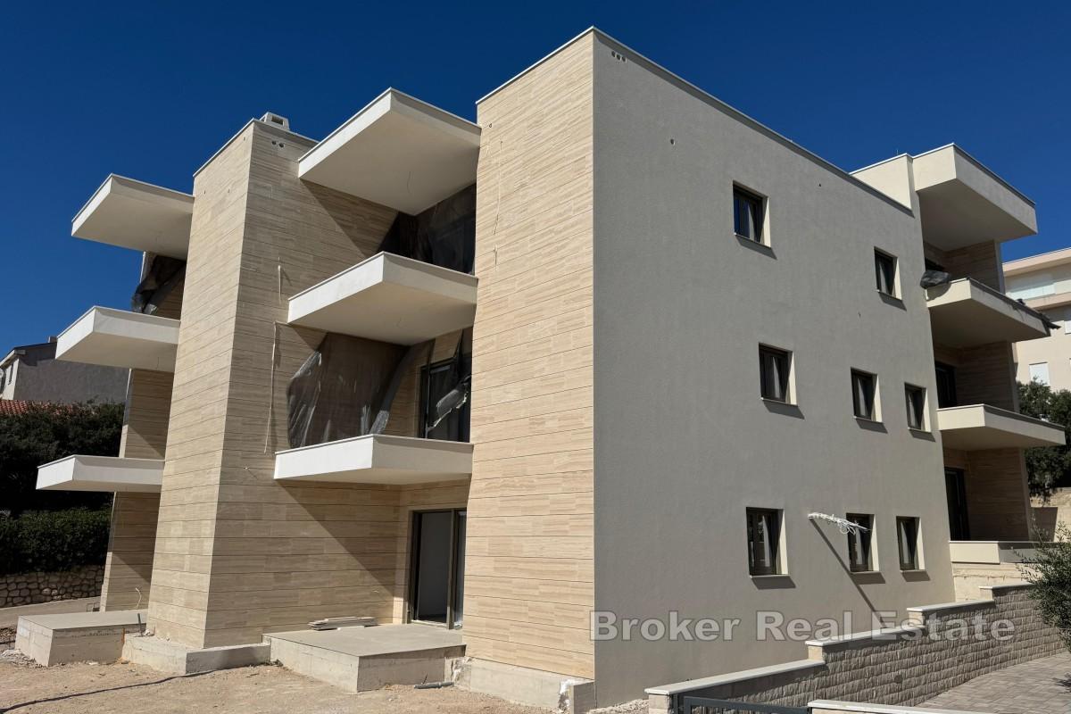Elegancki dwupokojowy apartament w pierwszym rzędzie od morza, z prywatnym ogrodem