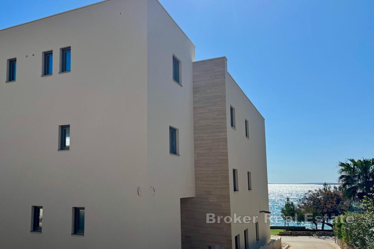 Elegancki dwupokojowy apartament w pierwszym rzędzie od morza, z prywatnym ogrodem