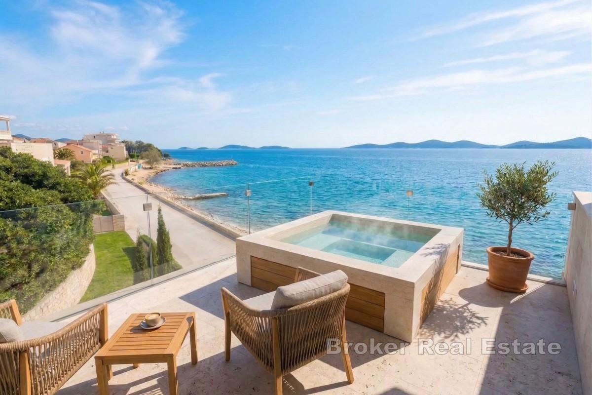 Dvoetažni penthouse s otvorenim pogledom na more