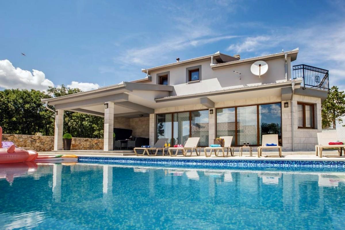 Maison à deux étages avec piscine dans un cadre paisible