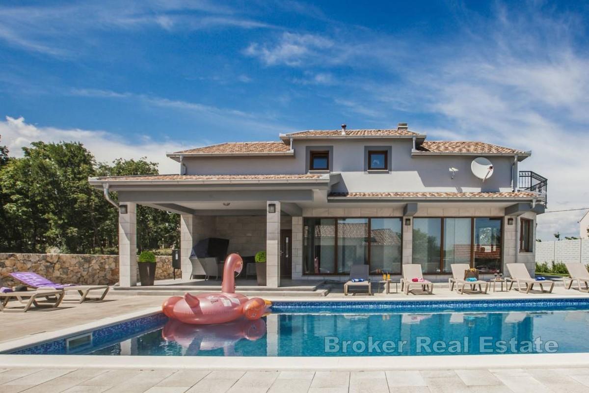 Dvokatnica s bazenom na mirnoj lokaciji