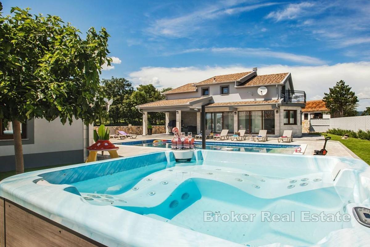 Zweistöckiges Haus mit Pool in ruhiger Lage