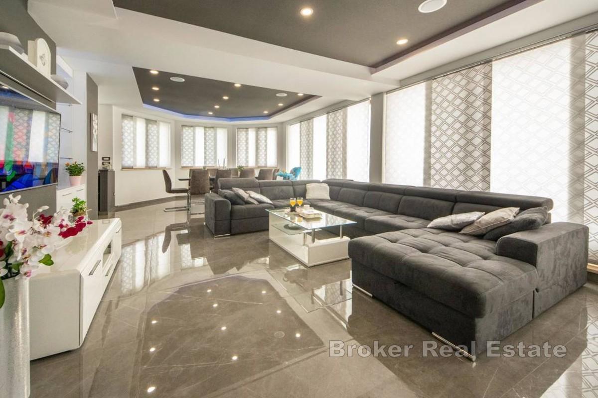 Dvokatnica s bazenom na mirnoj lokaciji